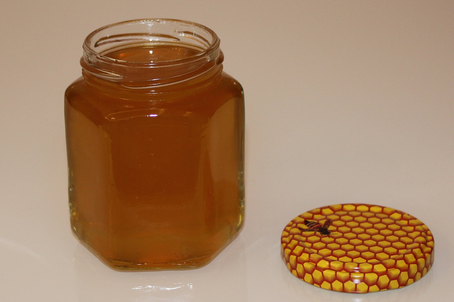 Мед кориандр. Мёд кориандровый. Кориандровый мед цвет. Мед разнотравье с кориандром.