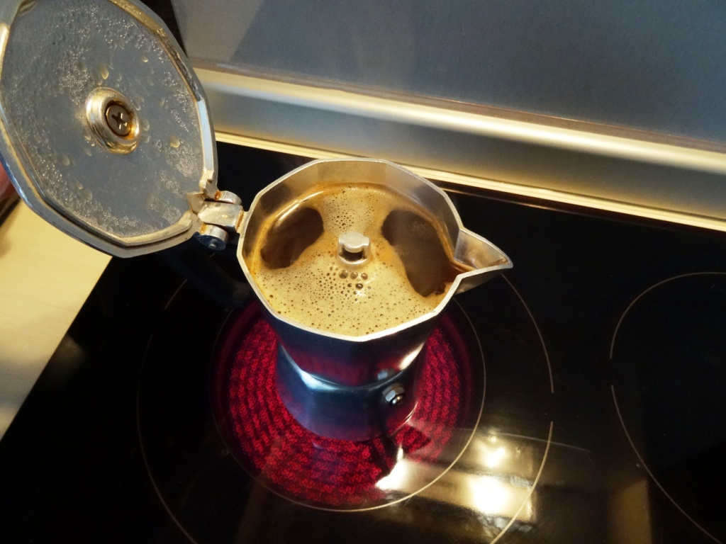 Сварить кофе на газе. Гейзерная кофеварка Lavazza. Кофе в гейзерной кофеварке. Кофеварка для плиты. Варка кофе в гейзерной кофеварке.