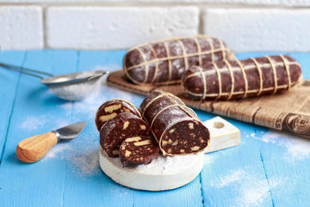 Шоколадная колбаса из печенья пошаговый рецепт с фото с со сгущенкой и маслом и какао