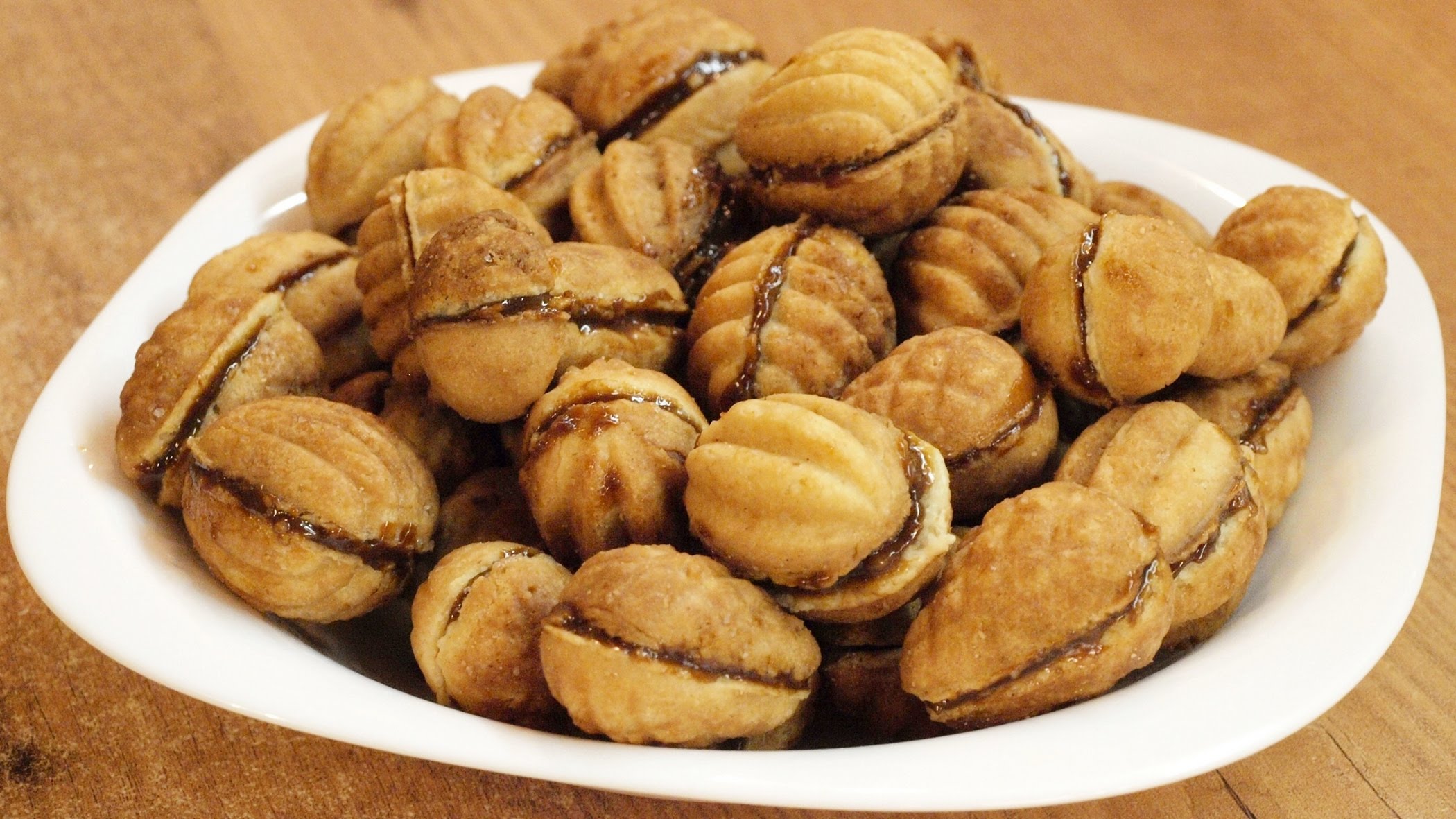 Печеные орехи. Орешки печеные. Печенье с орехами. Орехи со сгущенкой. Сладкие орешки со сгущенкой.