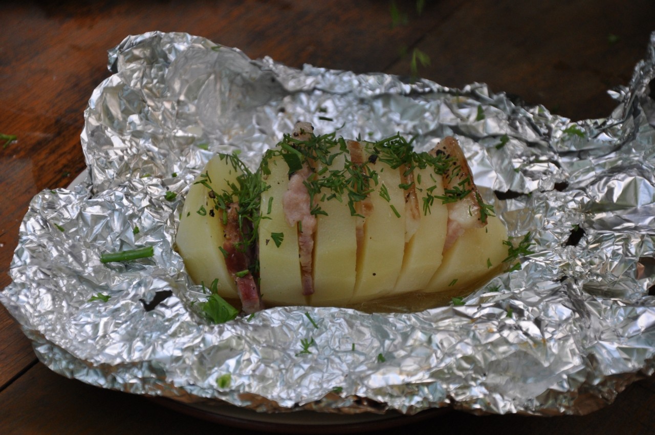 Картошка в фольге на мангале
