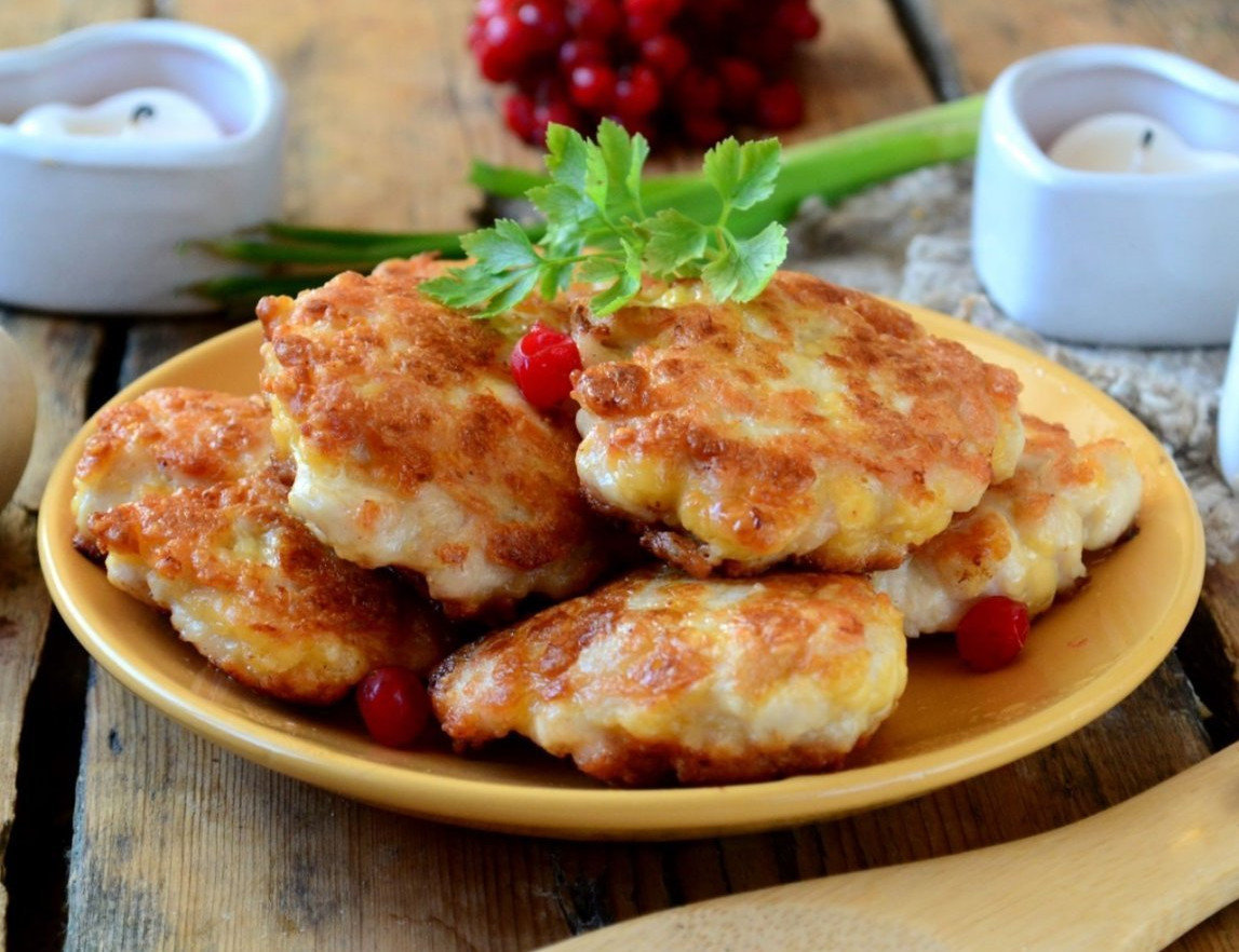 Грудка в панировке с сыром и помидором