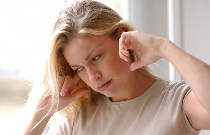Что делать если ухо заложило и не слышит но не болит