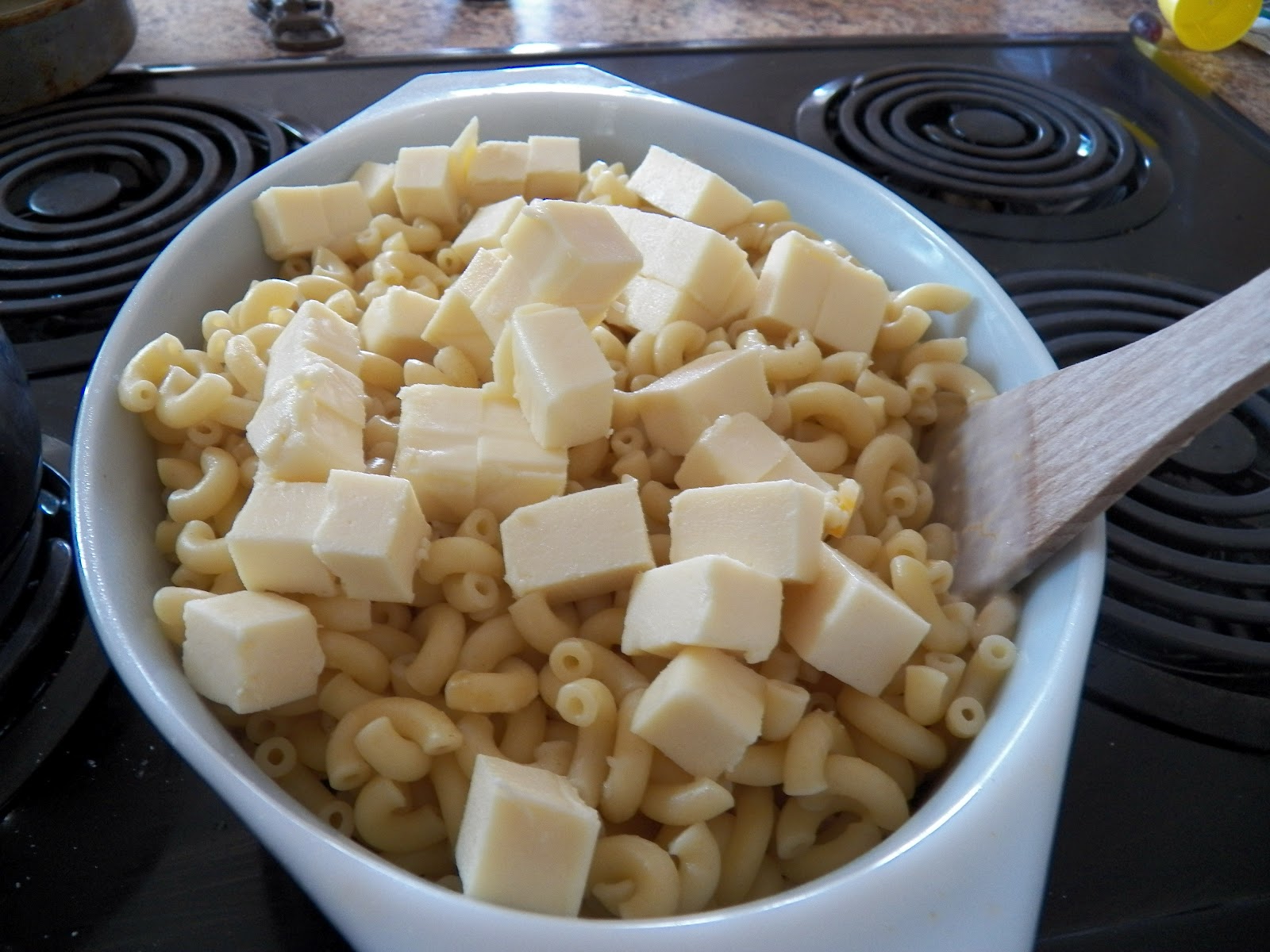 Сыр кубиками. Сырная подлива для макарон. Как сделать сырную подливку для макарон. Как сделать сырную подливу к макаронам.