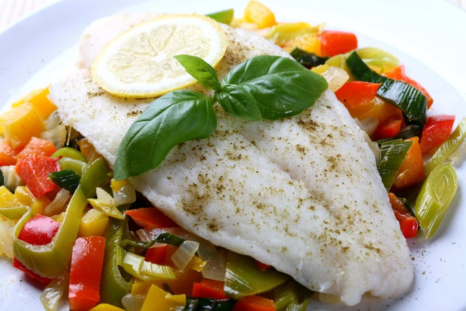 Диетические запеченные овощи. Треска запеченная с овощами. Отварная рыба с овощами. Рыба на пару с овощами. Белая рыба с овощами.