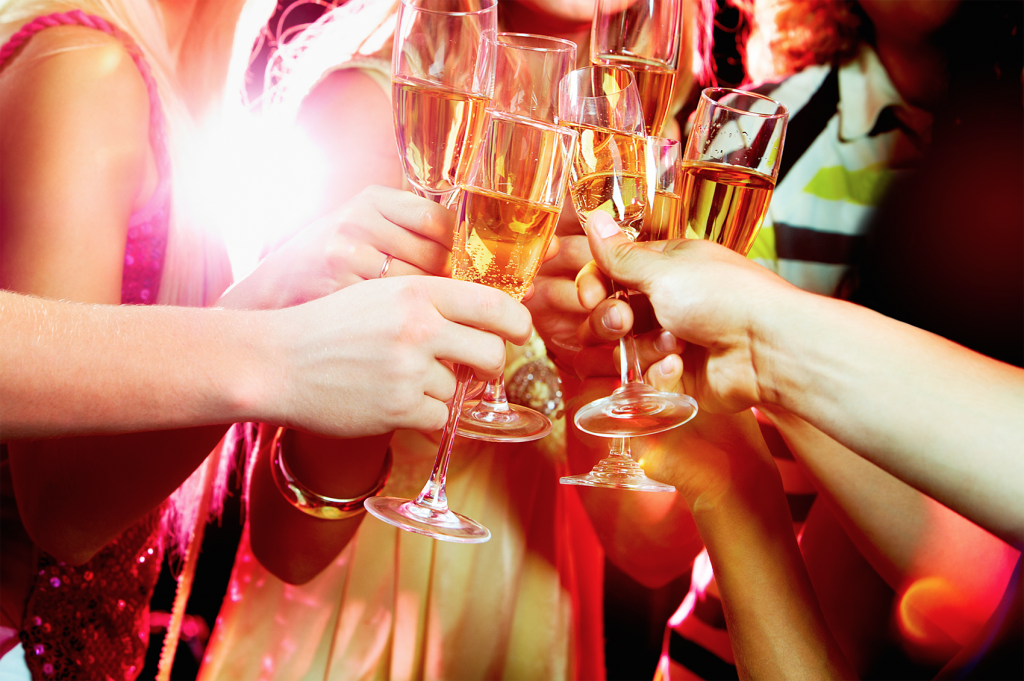 Чокаться последним с мужчиной. Новогодняя вечеринка. Чокаются бокалами. Бокалы с шампанским. Фужеры чокаются.