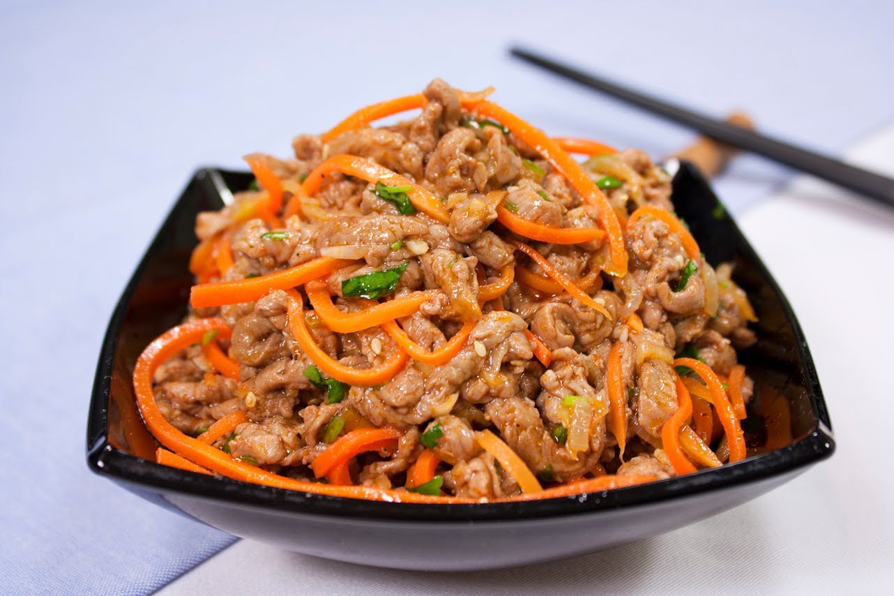 Рецепт салата мясо по корейски. Корейское Хе. Корейские морковь Хе. Юк Хое корейское блюдо. Рыба Хе по-корейски.