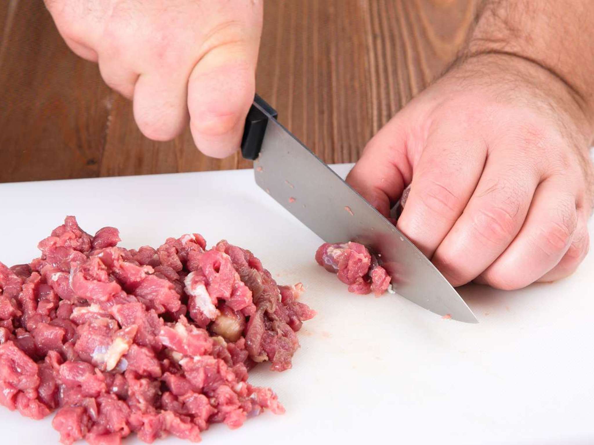 Приготовление рубленного мяса. Мелко нарезанное мясо. Говядина мелко нарезанная. Мелко нарезанная свинина.