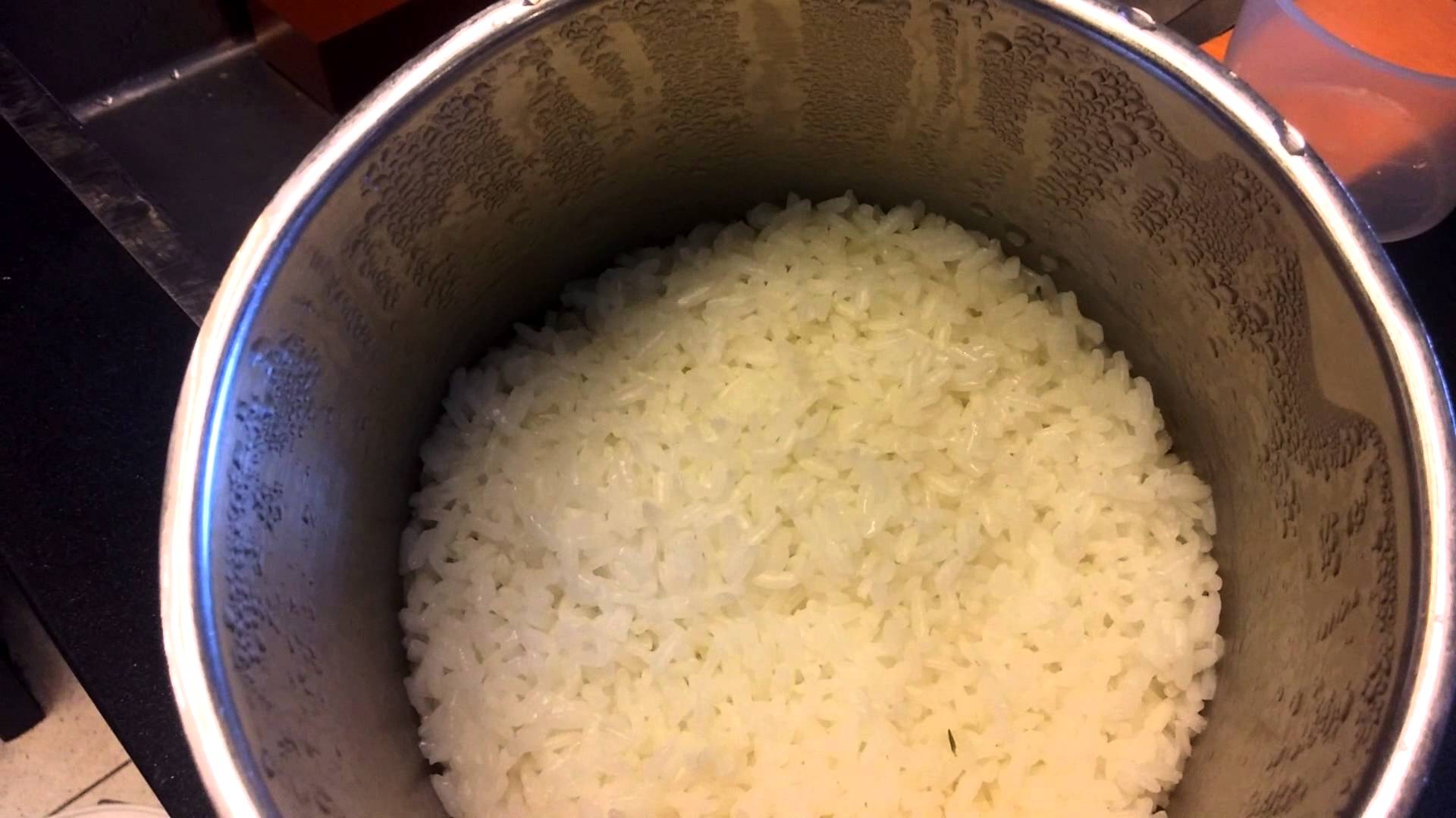 Пропаренный рис нужно промывать. Рис вареный. Правильная варка риса. Обработка риса. Рис для роллов в мультиварке.