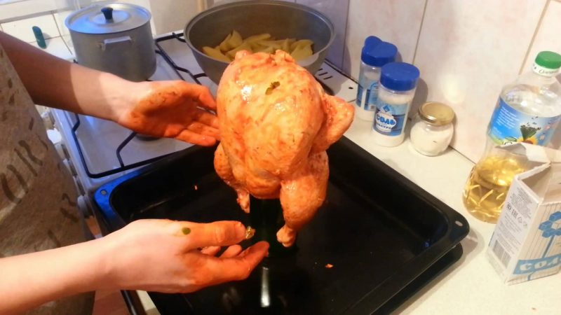 Курица на бутылке в духовке – 7 рецептов приготовления