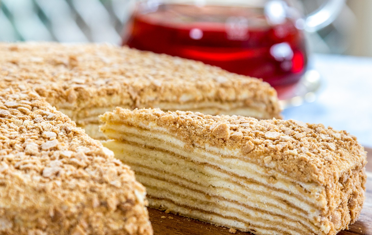 Бисквитное слоеное тесто. Торт Королевский медовик. Наполеон выпечка. Торт слоеный Наполеон. Наполеон Бонапарт торт.