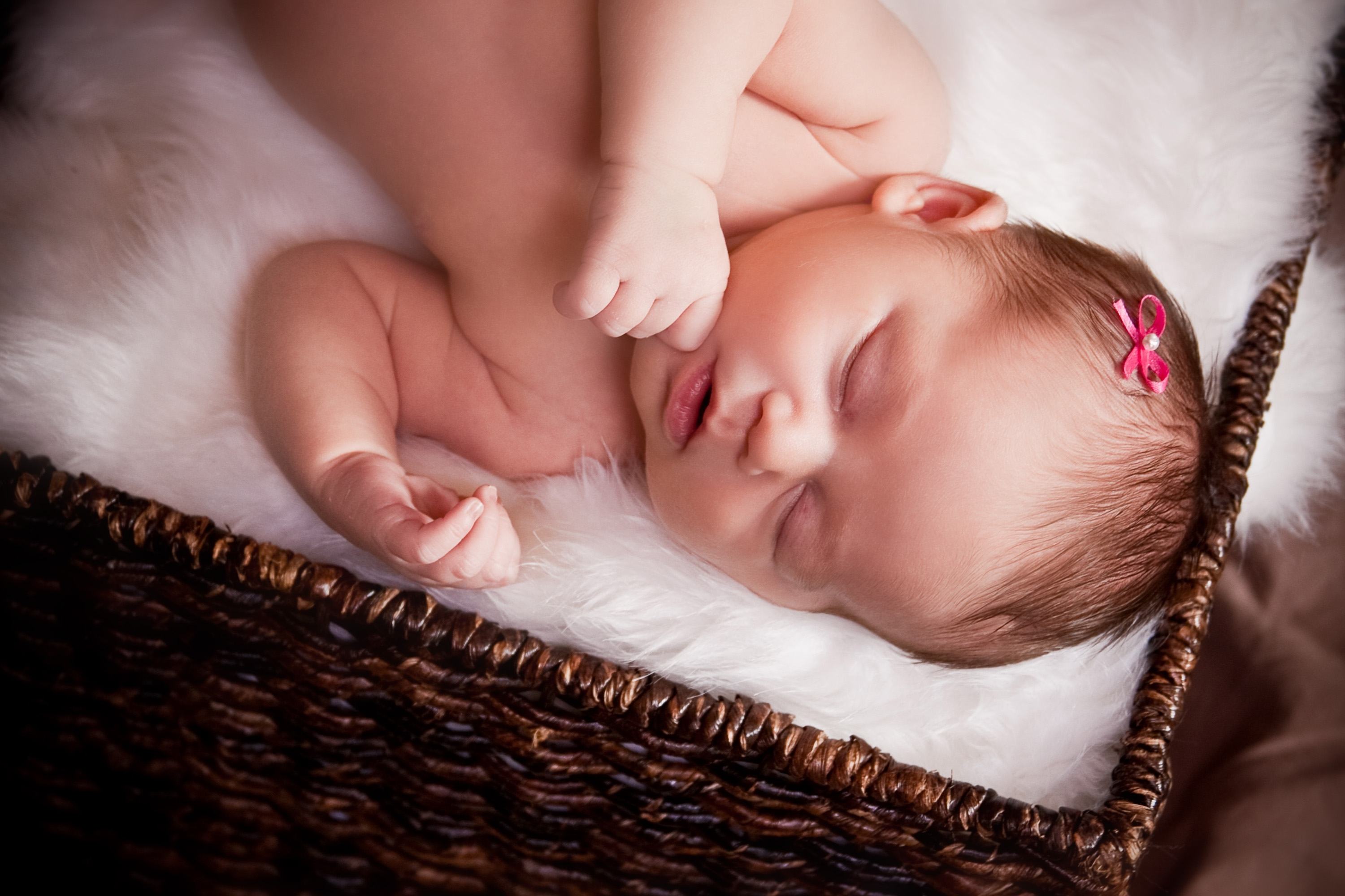 Видеть во сне ребенка значит. Младенец девочка. Новорожденная девочка. С рождением девочки. Приснился младенец девочка.