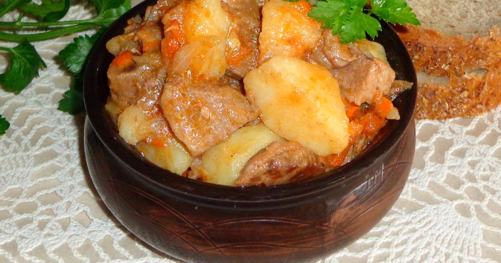 Рецепт мясом картошкой рагу классический. Рагу с мясом и картошкой. Картофельное рагу с мясом. Рагу тушеное с картошкой и мясом. Мясо с овощами в горшочках.