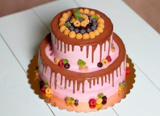 Двухъярусный торт: как испечь, собрать и украсить. 3 рецепта, как сделать нарядный праздничный торт в домашних условиях