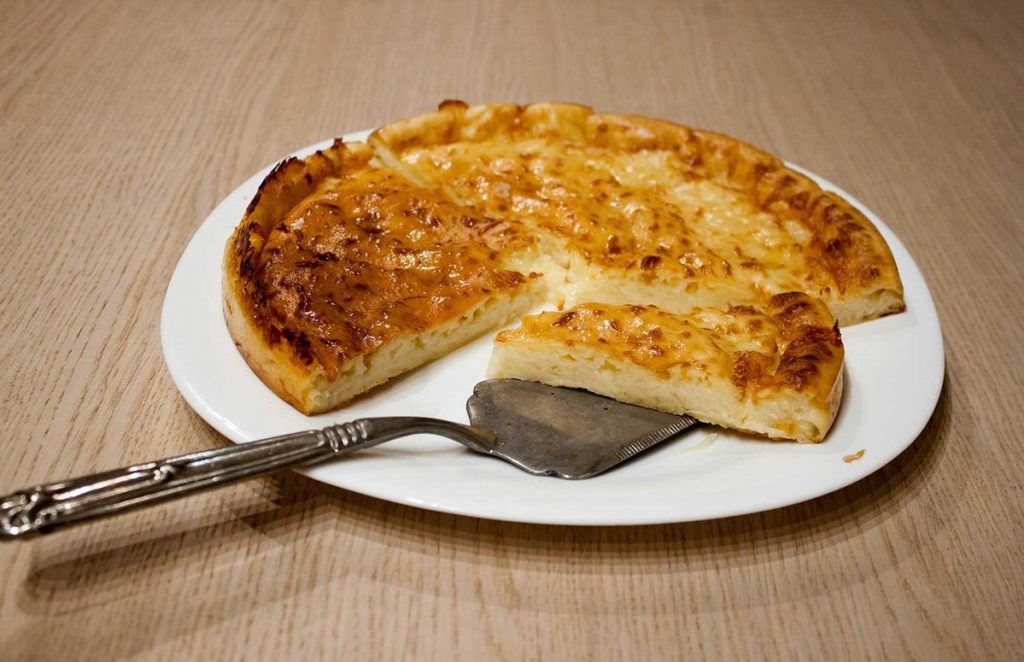 Пирог с сыром на кефире на сковороде рецепт с фото