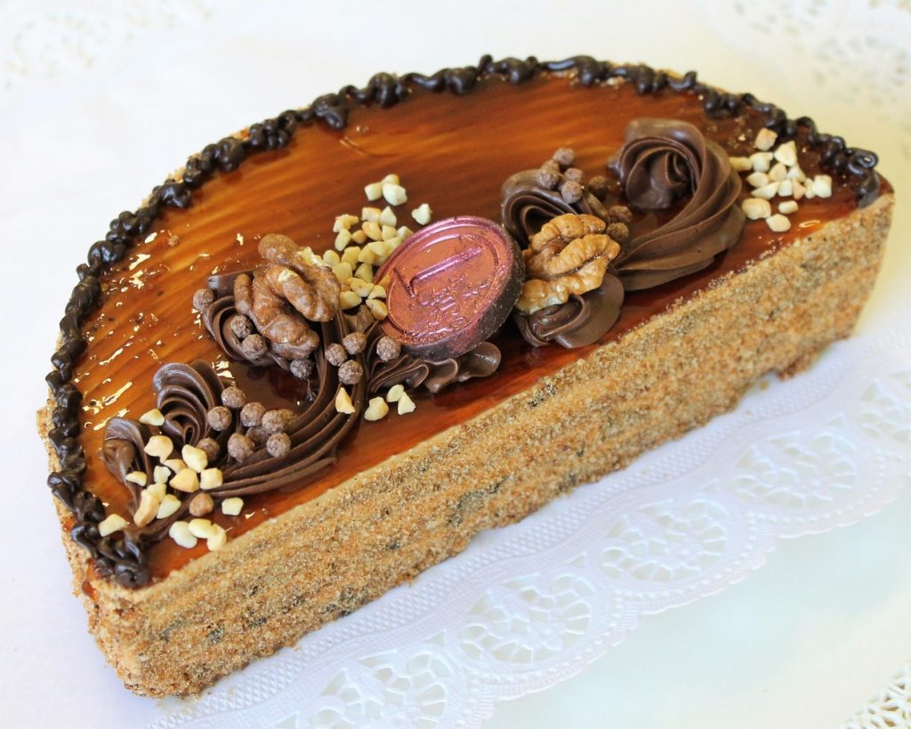 Ореховый торт с творожным кремом
