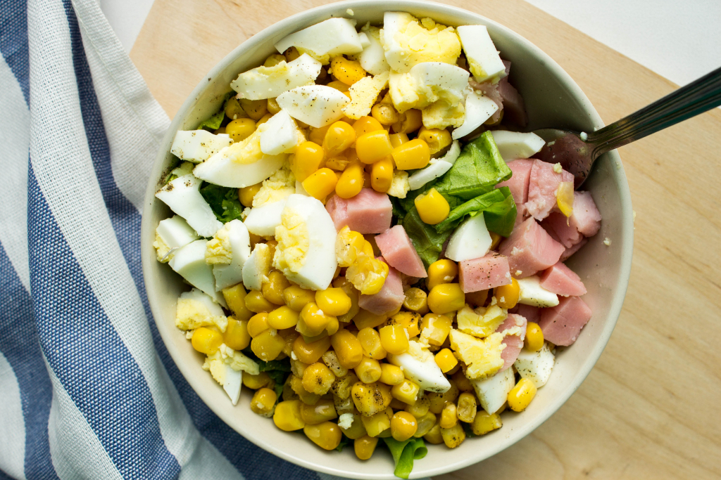 Консервированная кукуруза салаты рецепты с фото. Салат с кукурузой. Салат с кукурузой консервированной. Салат с кукурузой и яйцом. Легкий салат с кукурузой.