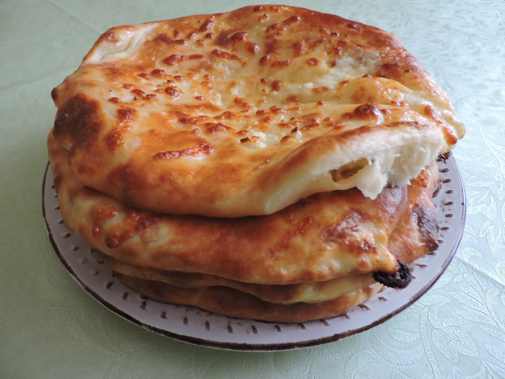 Хачапури по грузински. Хачапури с творогом. Хачапури с сыром. Хачапури с творогом и сыром.