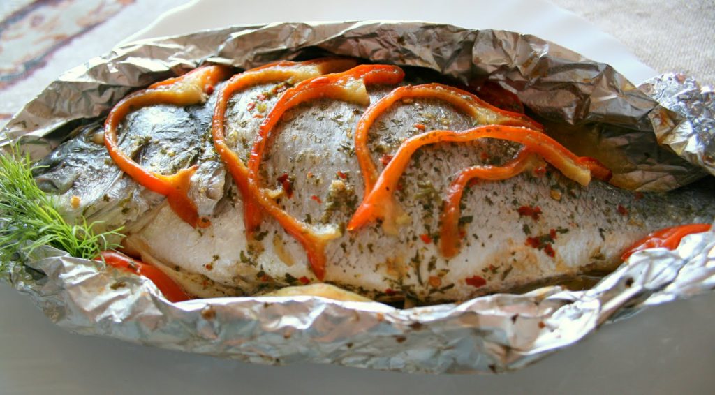 Рыба запеченная с овощами в духовке с фото