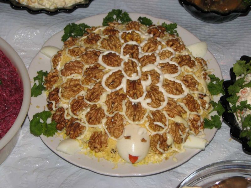 Салат с грецкими орехами и курицей и сыром с ананасом и черепахой Салат с курицей с грецкими орехами и яблоками