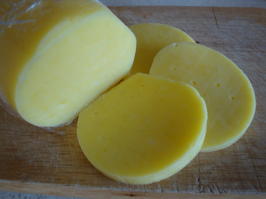 Сварить домашний сыр из творога и молока. Сыр из творога. Домашний твердый сыр. Твердый сыр в домашних условий. Домашний сыр из творога.
