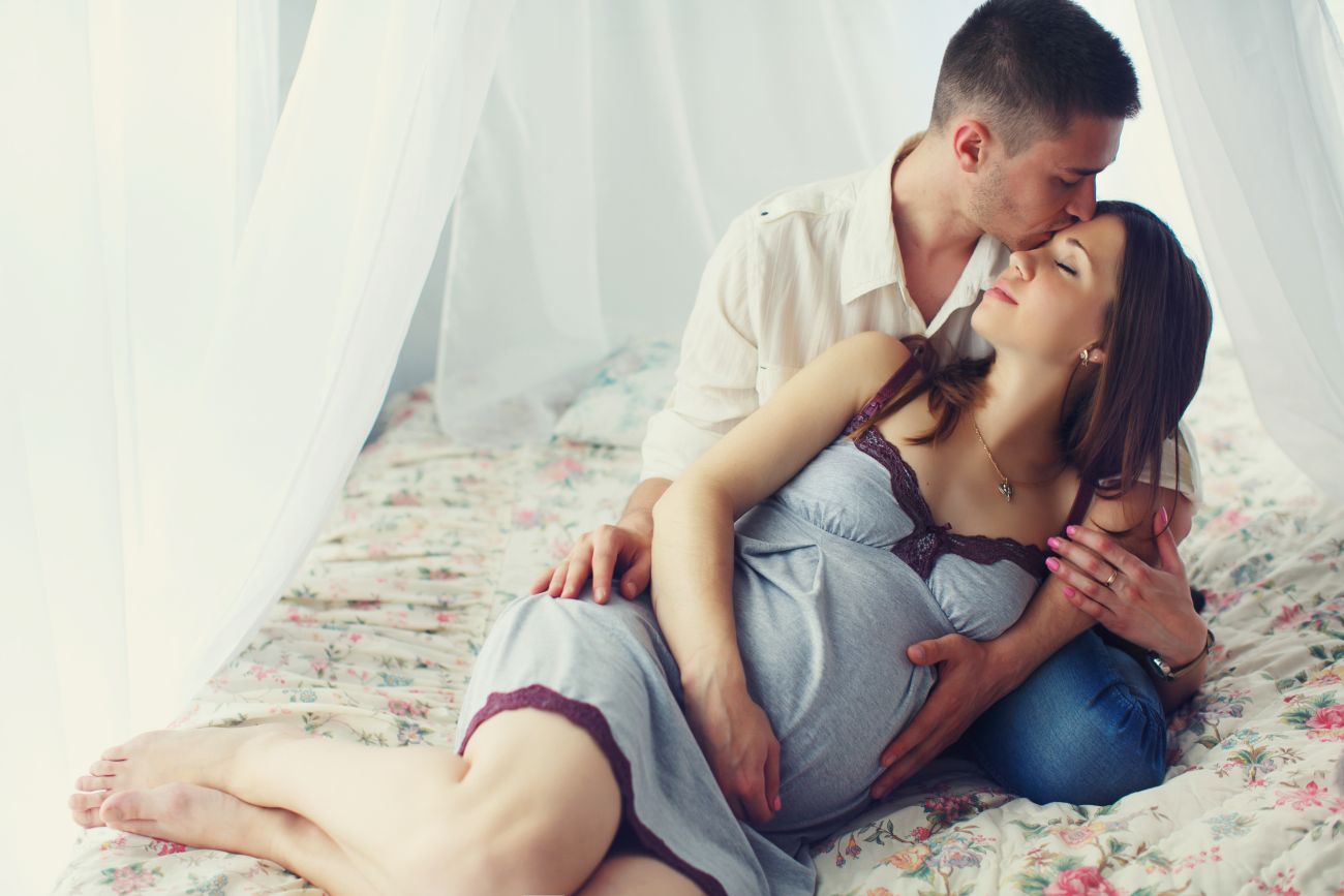 Какими позами можно заниматься сексом при беременности. Любовь беременной женщины. Беременные с мужем. Фотосессия беременности любовью.