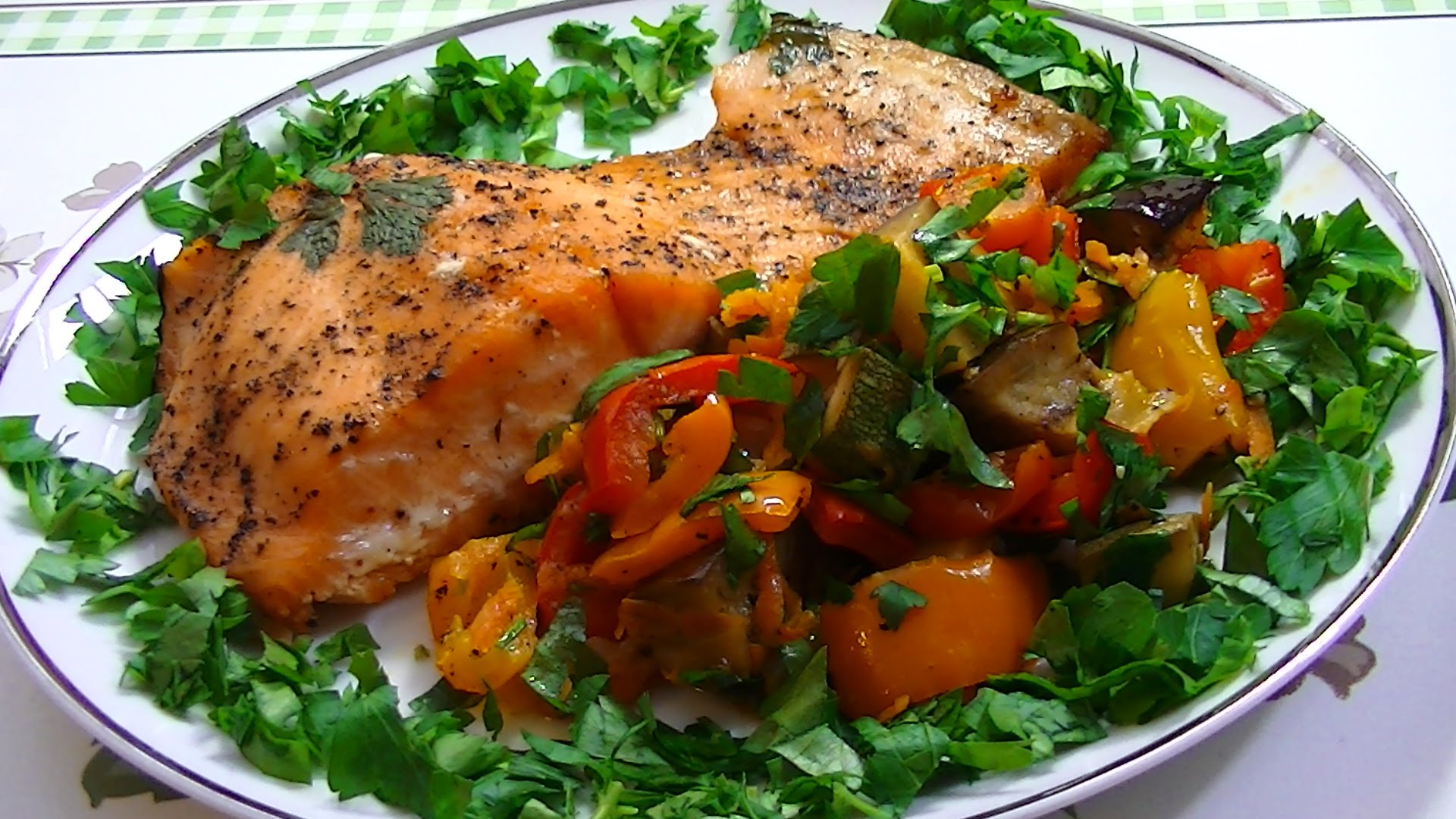 Жареная рыба с запеченными овощами