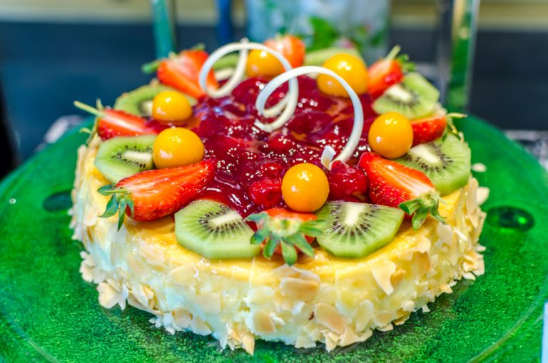 Как украсить торт фруктами в домашних условиях фото пошагово