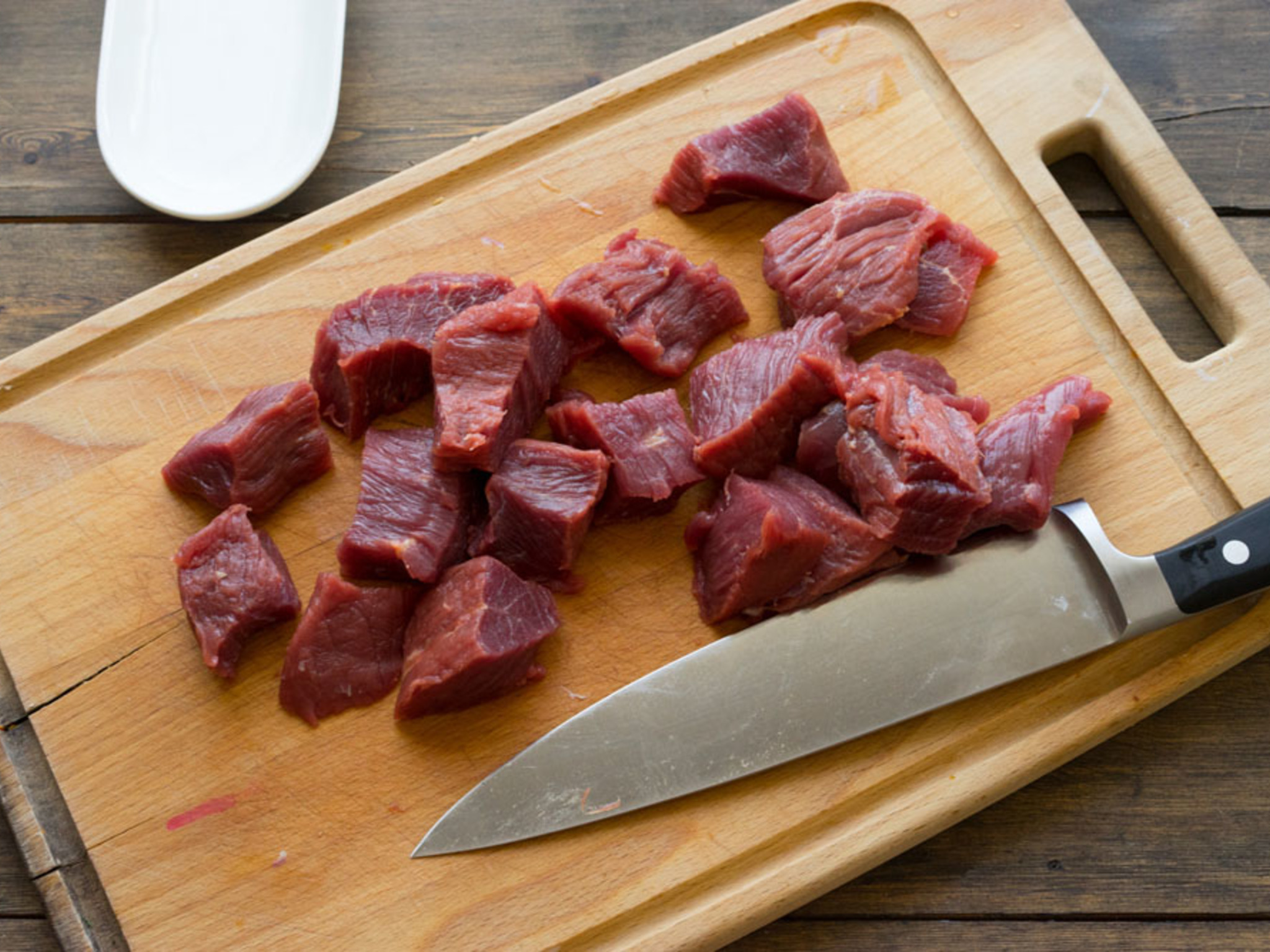 Мясо не стал есть. Нарезанная говядина. Ломтики говядины. Мясо порезанное кусочками. Мясо нарезают на куски.
