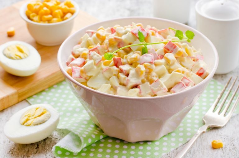 Салат из морского коктейля – 8 рецептов приготовления