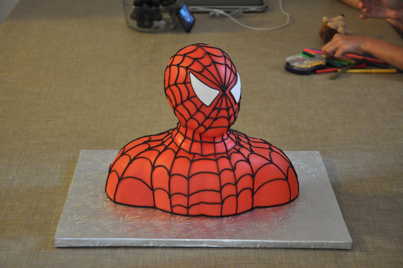 Торт человек паук очень красивый