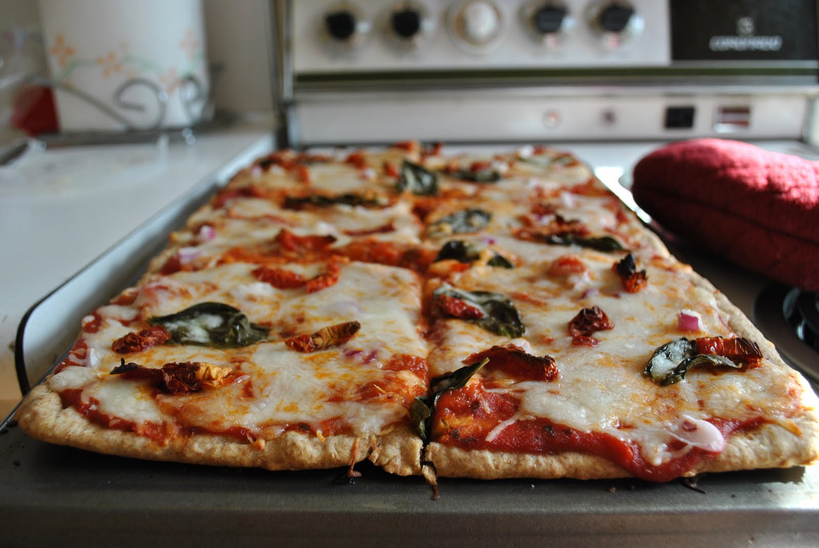 Что нужно для домашней пиццы. Пицца домашняя. Пицца на тонком бездрожжевом тесте. Красивая пицца домашняя. Пышная итальянская пицца.