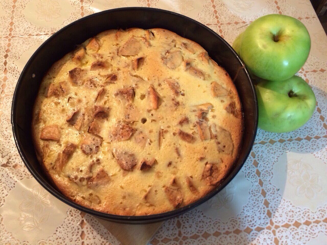 Шарлотка с яблоками простой рецепт на сковороде. Яблочный пирог на сковороде. Шарлотка на сковороде. Шарлотка с яблоками на сковороде. Пирог с яблоками на сковороде.