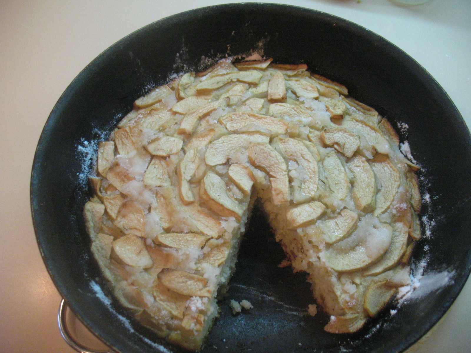 Шарлотка с яблоками простой рецепт на сковороде. Выпечка на сковороде. Шарлотка на сковороде. Пирог на сковороде. Яблочный пирог на сковороде.