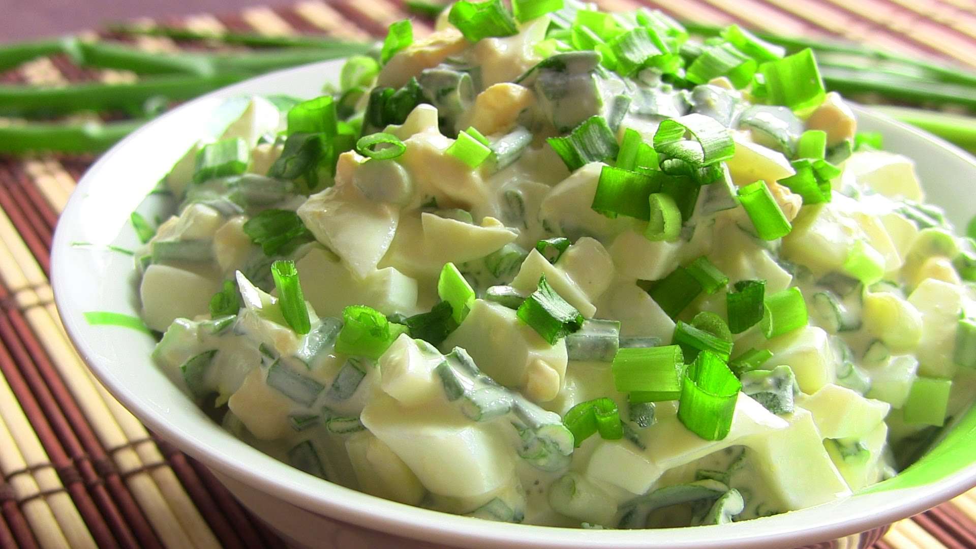 Салат с огурцов с репчатым луком. Салат с яйцом и зеленым луком. Зелень для салатов. Салат с яйцом и огурцом. Салат весенний.