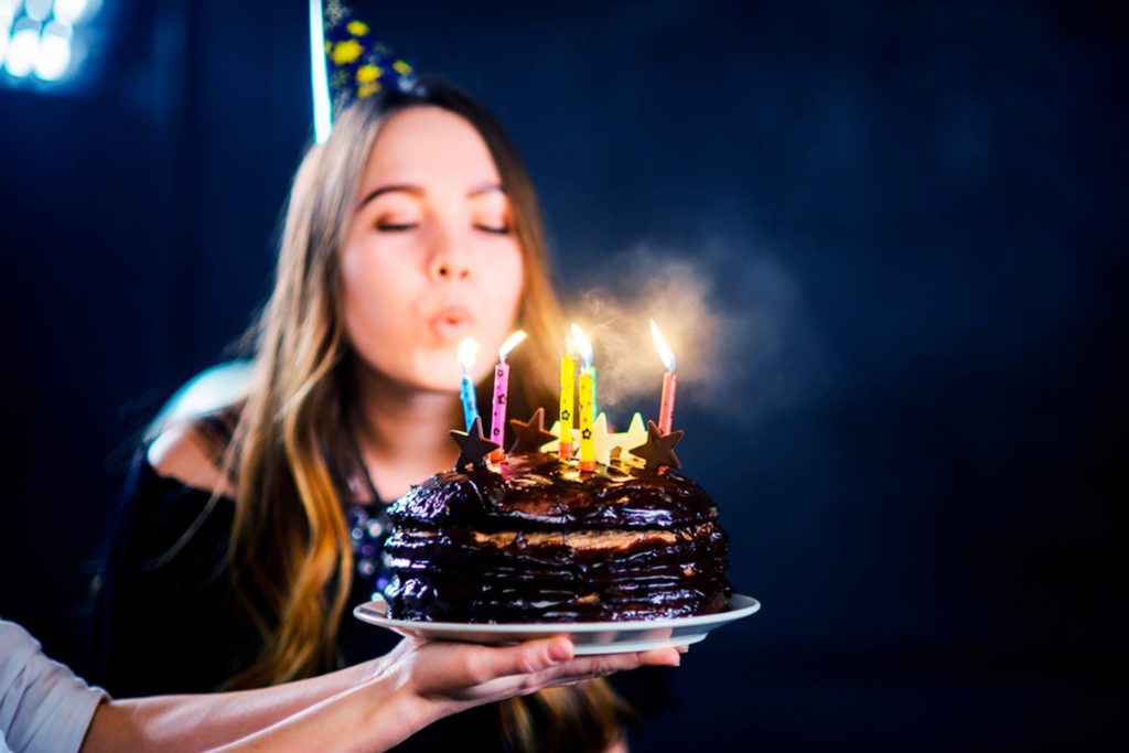 Фото с тортом на день рождения девушке в руках