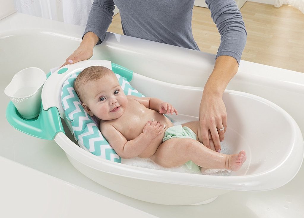 Девочка купать ванночки. Горка для купания новорожденных. Гигиенические ванны для новорожденных. Ванночка с горкой для новорожденного. Горки в ванночку для купания новорожденного.