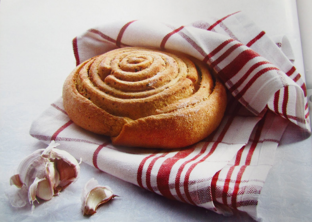 Чесночный хлеб. Хлеб с чесноком. Жареные хлебобулочные изделия. Итальянский чесночный хлеб в духовке.