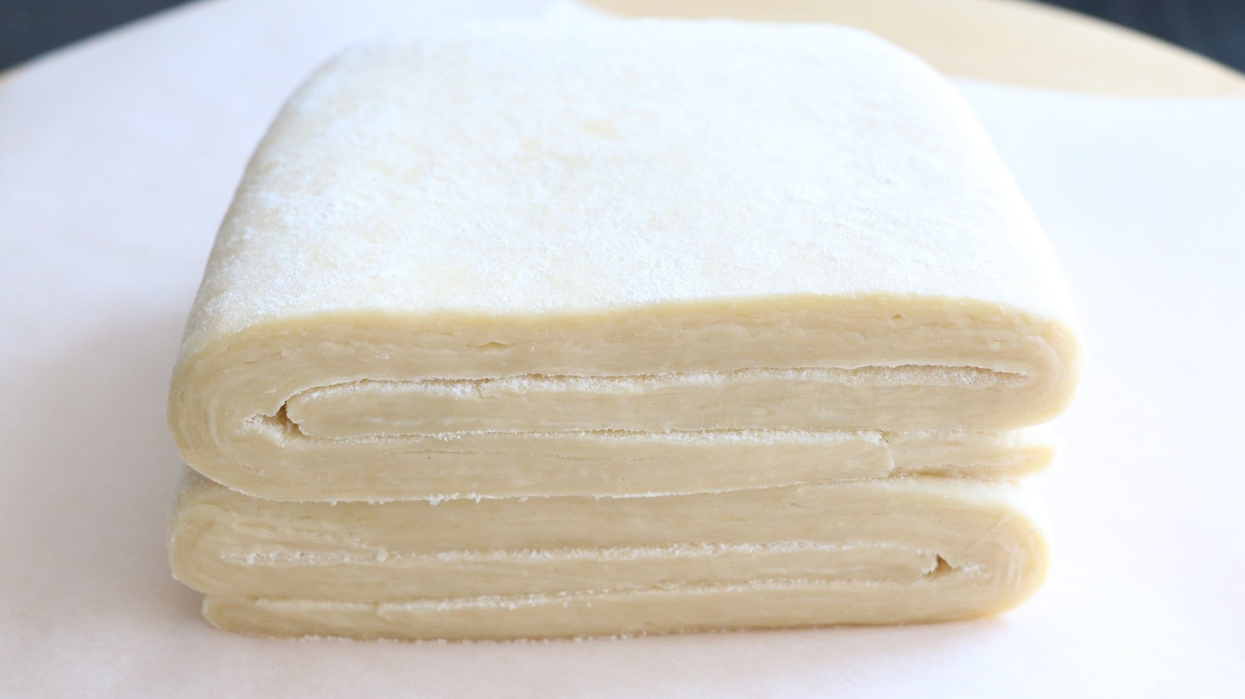 Слоеное недрожжевое тесто. Слоеное тесто. Пресное слоеное тесто. Слоеное тесто полуфабрикат. Тесто слоеное бездрожжевое.