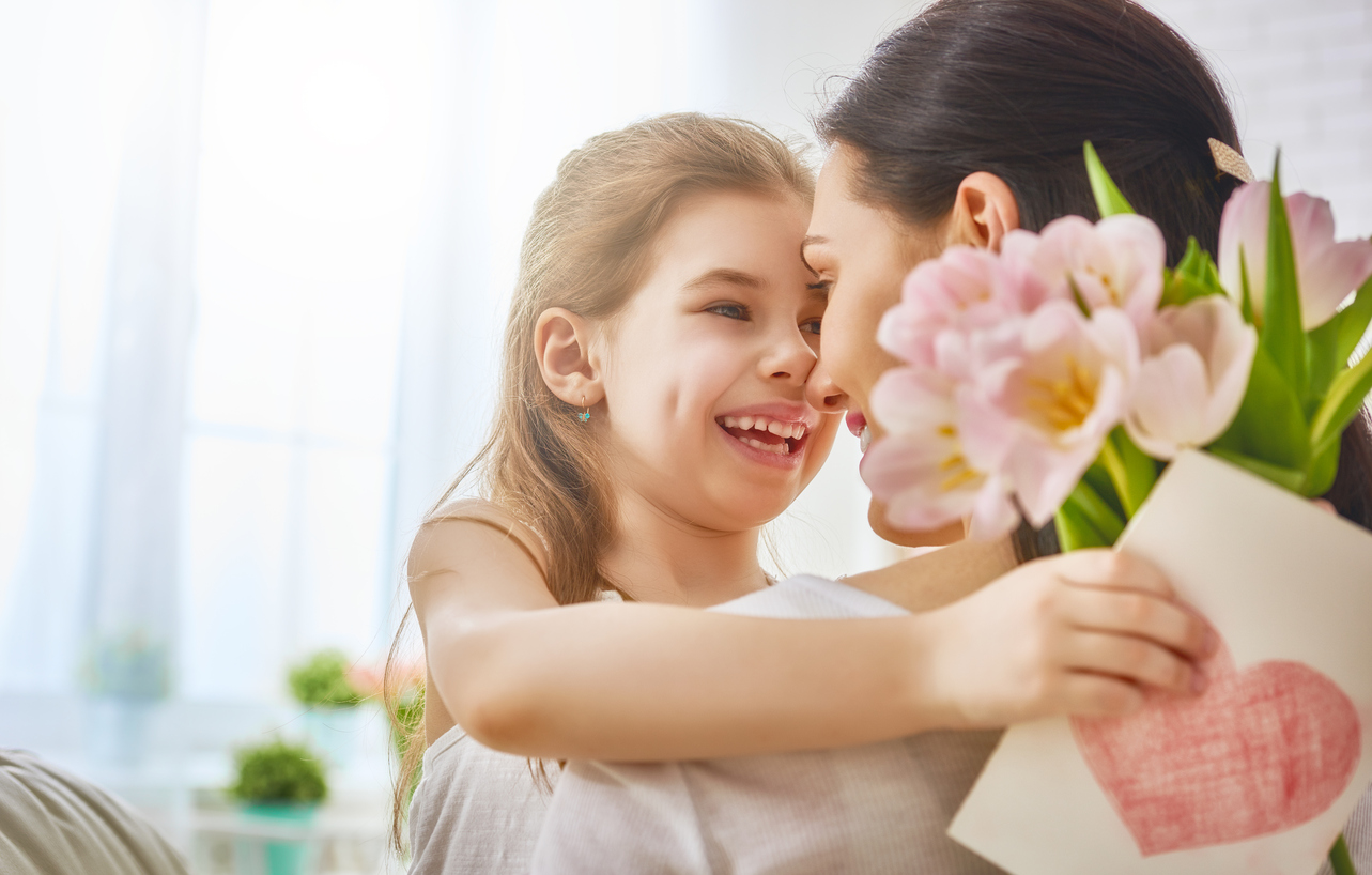Дочь дарит маме цветы
