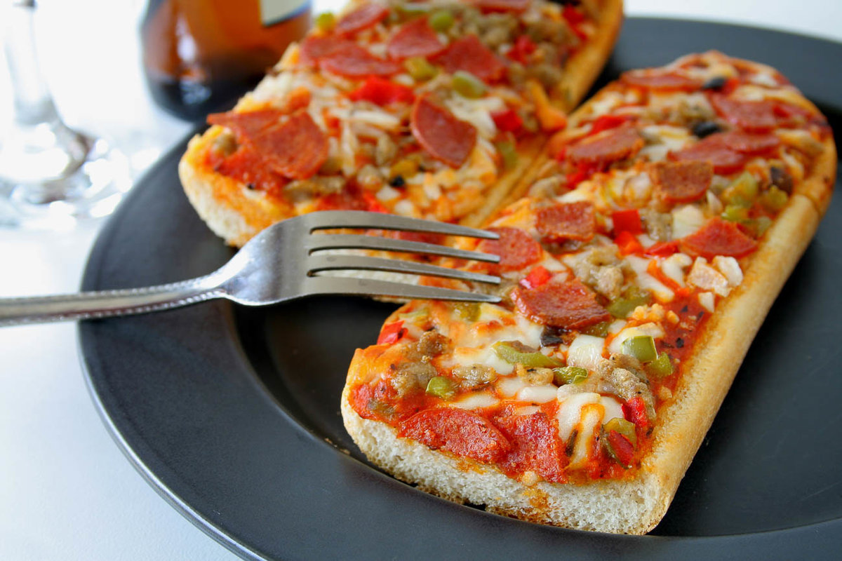 пицца с помидором сыром и колбасой рецепт фото 118