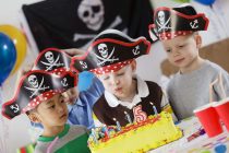 Изображение - Короткое поздравление для мальчика с днем рождения servirovka-stola-na-den-rozhdeniya-krasivye-i-originalnye-idei-28-210x140