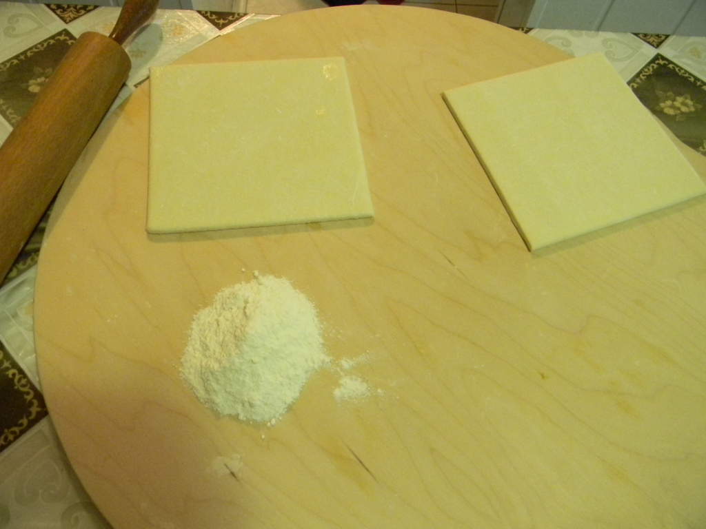 Слоеное тесто нужно раскатывать. Раскатать тесто в квадрат. Тесто разрезанное на квадратики. Правильно раскатать слоеное тесто. Крупная манка для раскатки теста.
