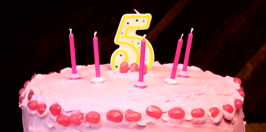 Торт 5 свечей. Тортик со свечкой 5 лет. Торт на 5 лет. Свеча в торт "5". Для именинных девочек тортики 5 лет.