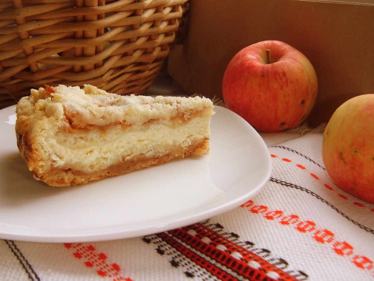 Песочное тесто с яблоками в духовке рецепт. Творожный насыпной пирог с яблоками. Пирог с творогом и яблоками. Пирог с творогоси яблоками. Выпечка с творогом и яблоками.