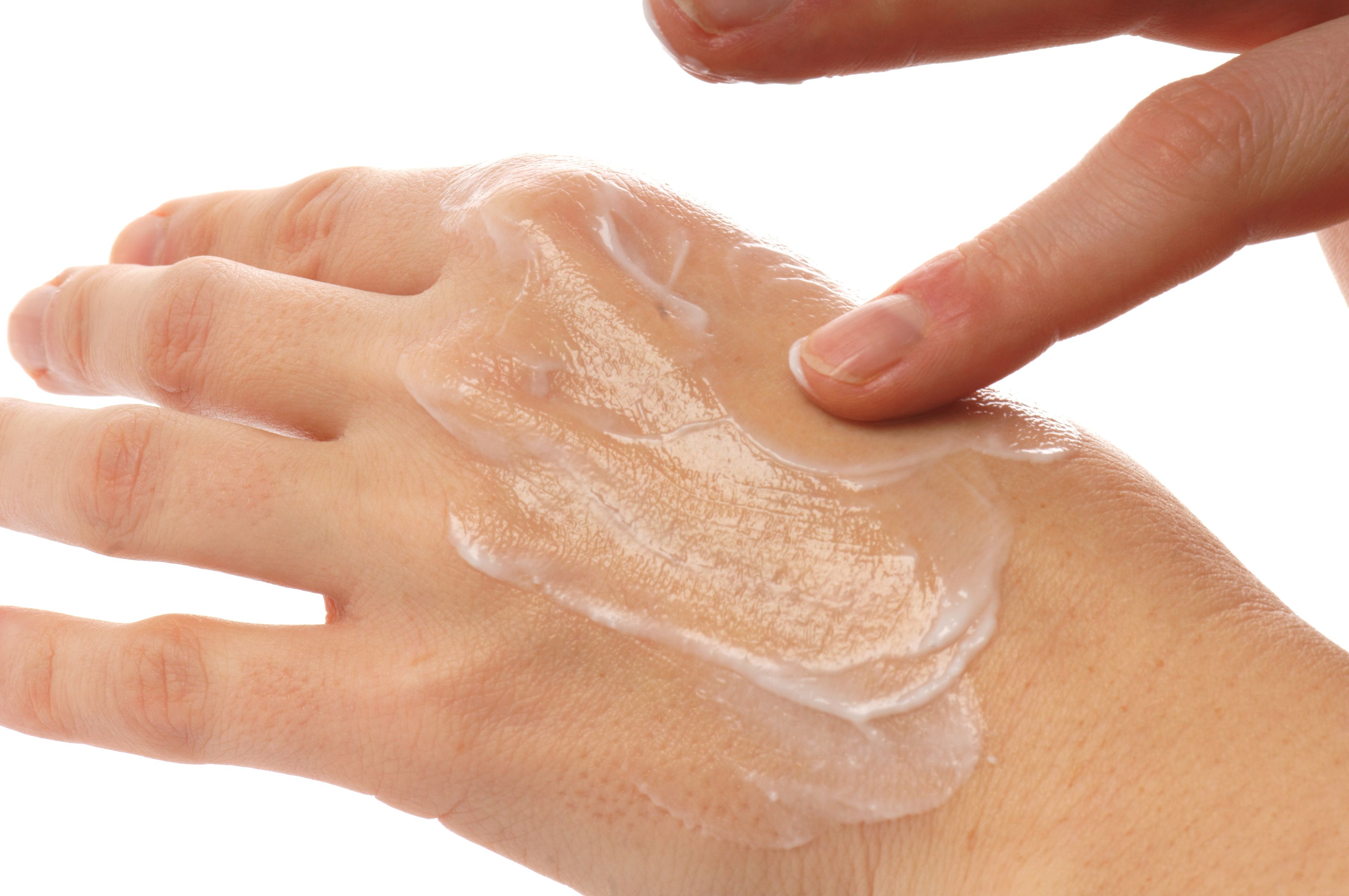 Чем мазать руку после. Крем для рук. Нанесение крема на руки. Нанесение на кожу. Нанесение крема на кожу рук.