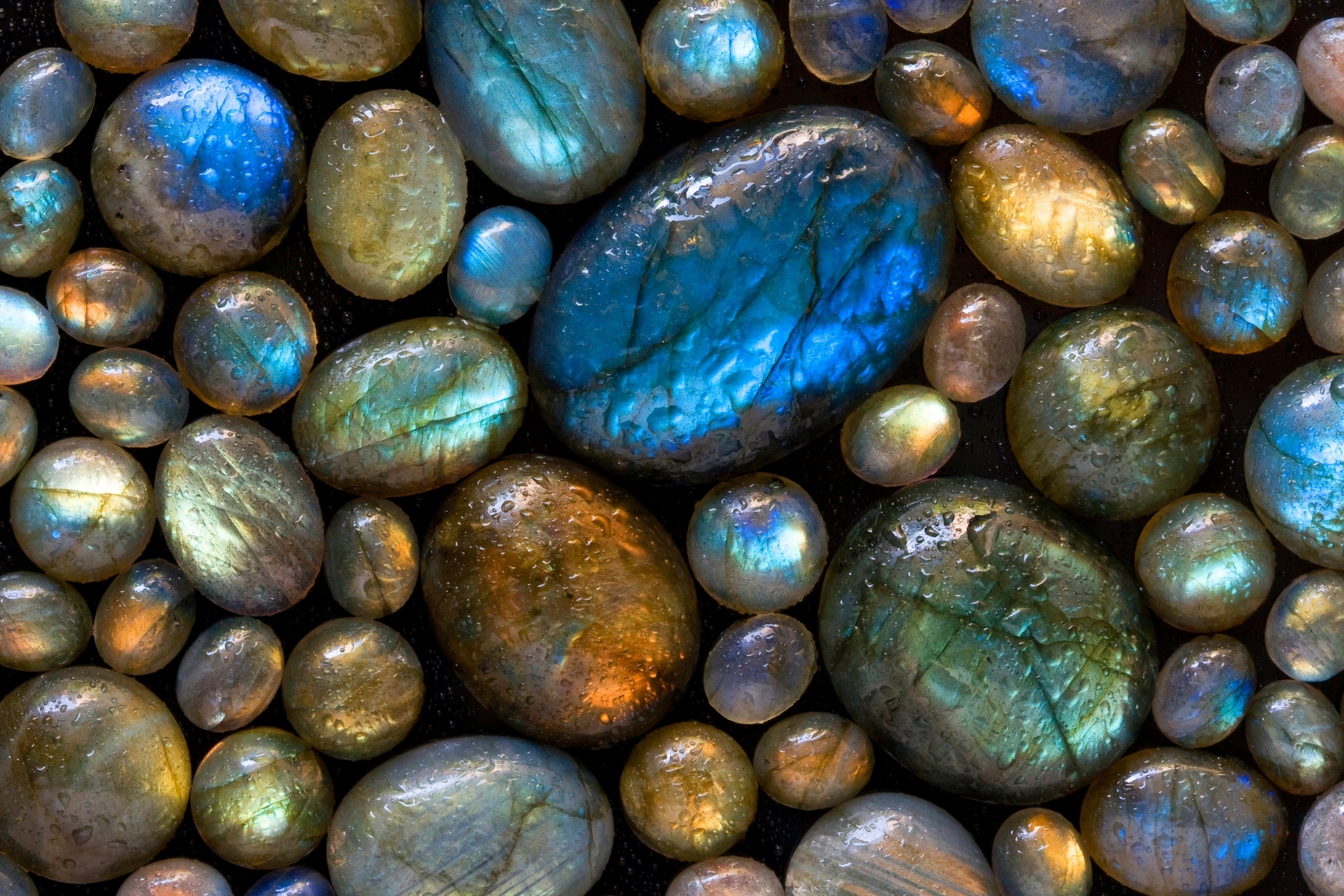 Природный самоцвет. Лабрадорит камень. Лабрадор минерал. Камни минералы лабрадорит. Иризация лабрадорита.