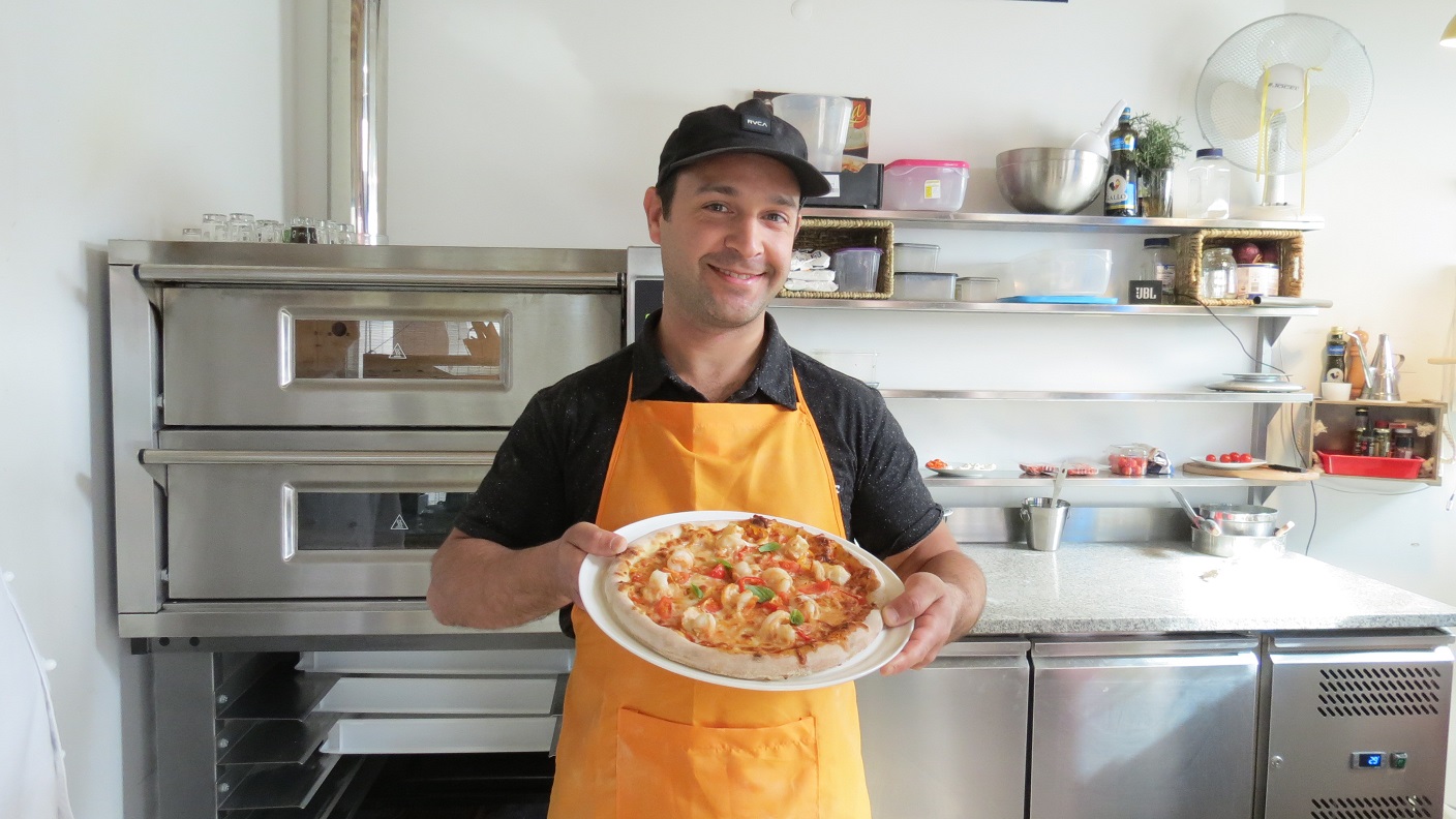 человек который делает тесто для пиццы фото 66