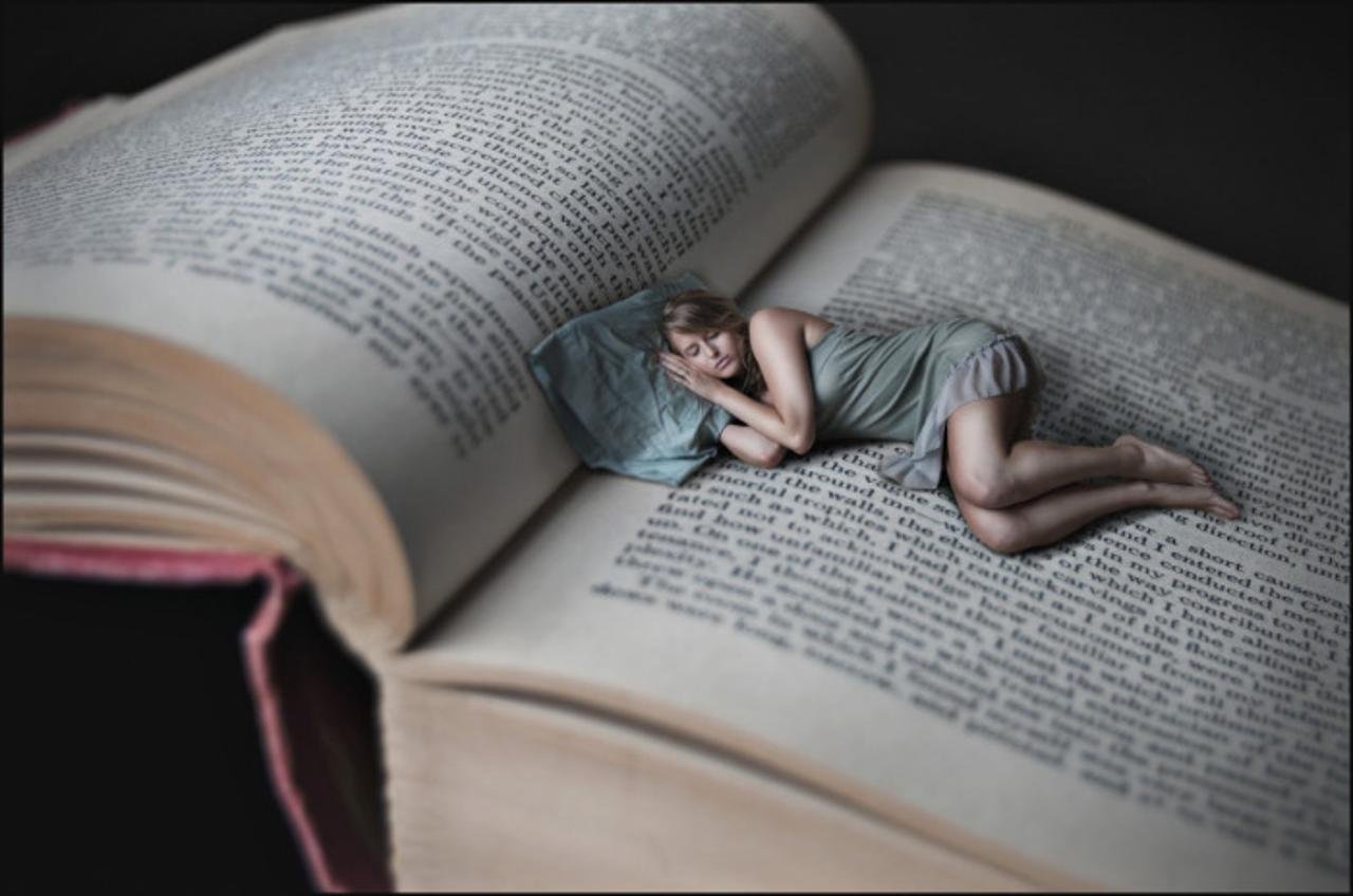 Картинки читаем перед сном. Девушка лежит с книгой. Чтение книг. Девушка читает книгу.