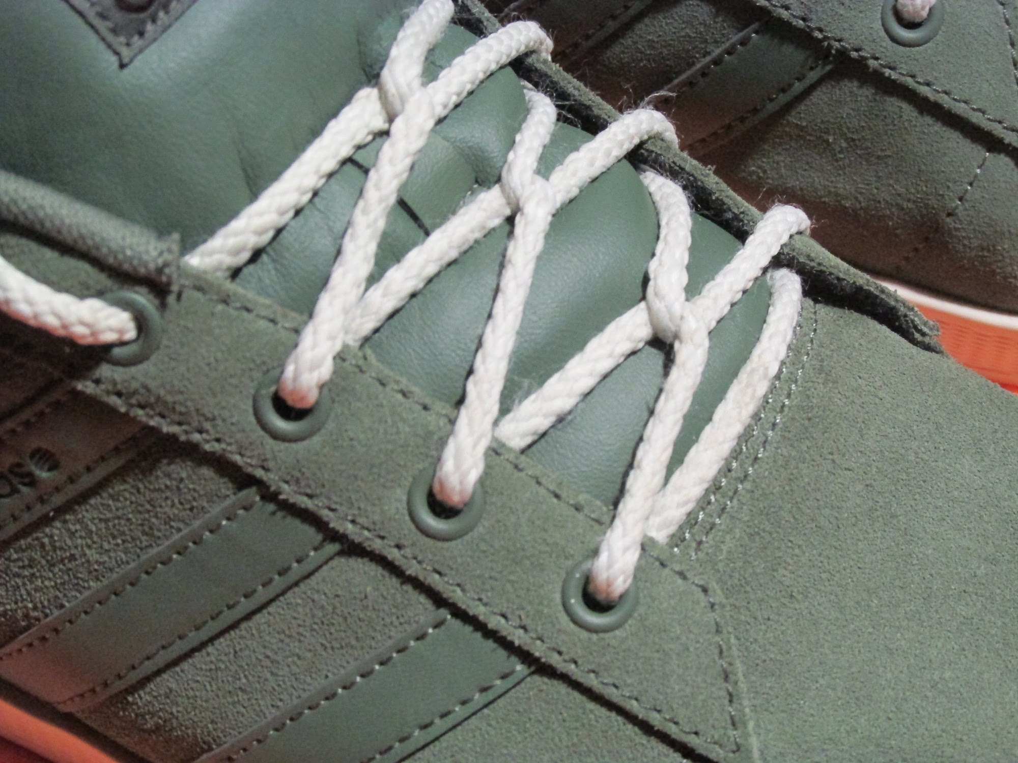 Раз шнурки на кроссовках